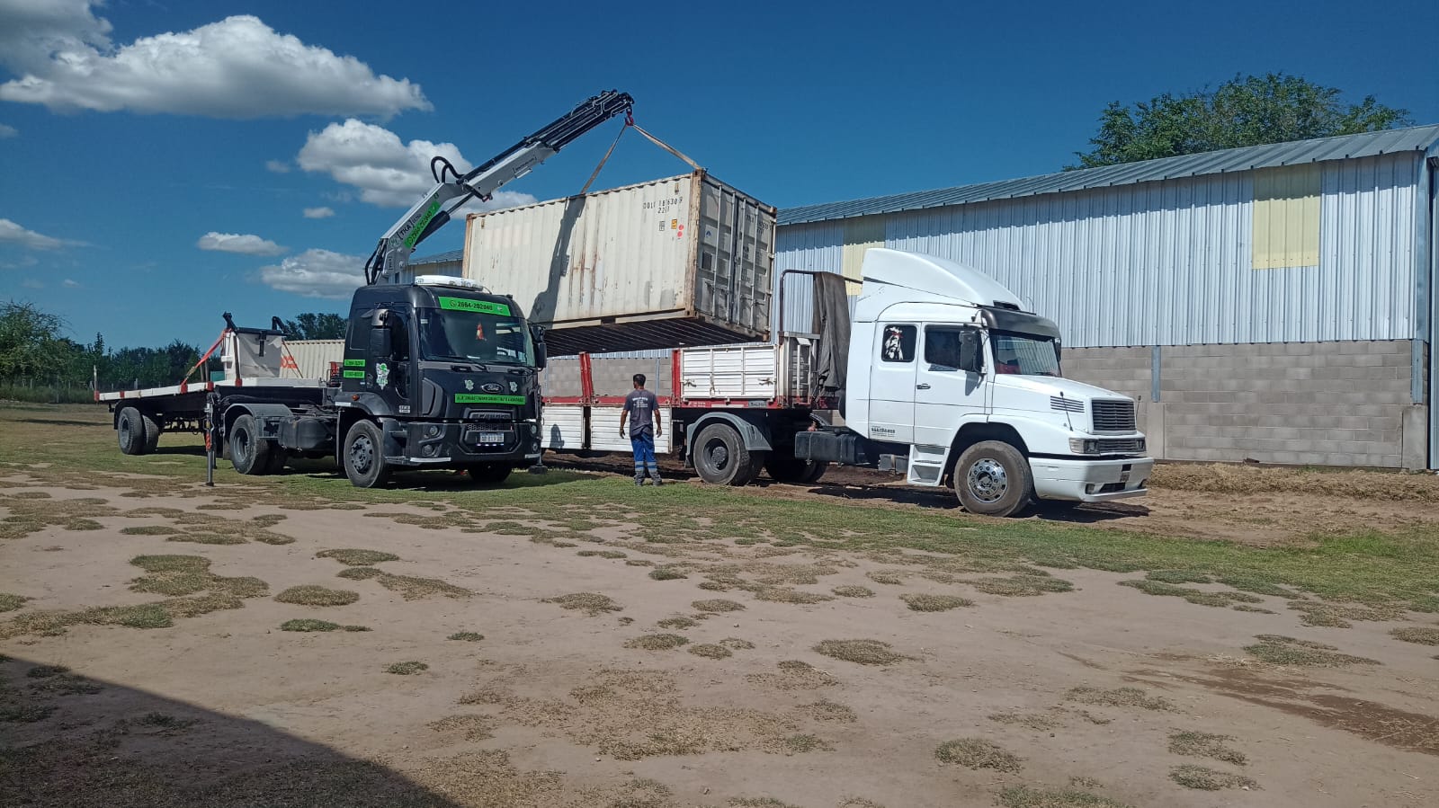 Grúa instalando módulo